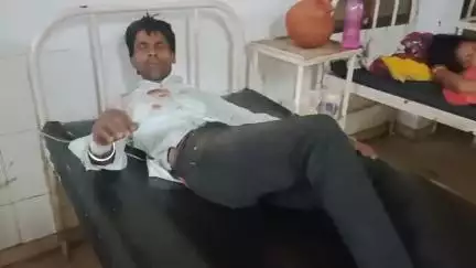टीकमगढ़: बंदर को बचाने में टैक्सी पलटी, पति-पत्नी घायल, ज़िला अस्पताल में भर्ती
