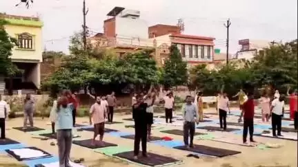 शिकोहाबाद: विश्व योग दिवस 21 जून की तैयारी तेज, योग प्रशिक्षक डॉ. पीएस राना आवास विकास कॉलोनी में निशुल्क योग सिखा रहे हैं
