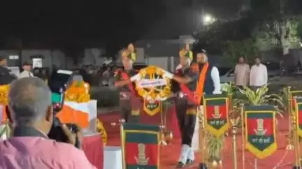 पटना ग्रामीण: ऑपरेशन सिंदूर में घायल जवान की इलाज के दौरान मौत, पटना एयरपोर्ट पर पार्थिव शरीर को दी गई श्रद्धांजलि