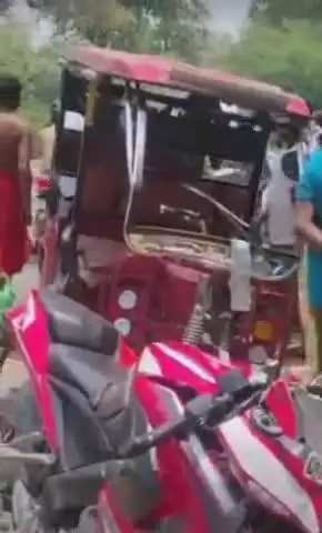 फतेेहपुर: डडियामऊ के पास बाइक और ई-रिक्शा की जोरदार टक्कर, पांच वर्षीय बच्चा हुआ घायल