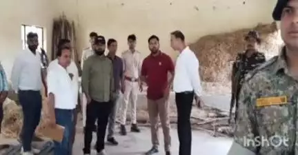 चतरा: ग्रामीणों की शिकायत पर एसडीओ ने एदला गांव में बने सांस्कृतिक भवन को अतिक्रमण मुक्त कराया