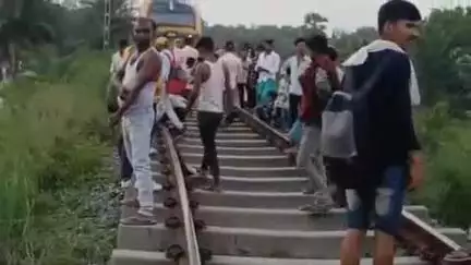 बेनीपुर: सकरी-हरिनगर रेलखंड के अचलपुर गांव के पास पटरी टेढ़ी होने से रेल परिचालन घंटों ठप