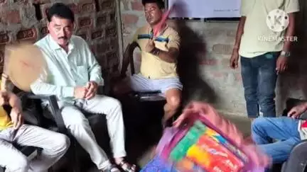 মৰিগাঁও: প্ৰয়াত ডিম্বেশ্বৰী দাসৰ বাখৰবড়ীস্থিত বাসগৃহত উপস্থিত তিৱা স্বায়ত্ত পৰিষদৰ মুখ্য কাৰ্যবাহী সদস্য,সমবেদনা জ্ঞাপন