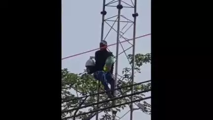 इटावा: शास्त्री चौराहा पर आरोपियों पर कार्रवाई न होने से नाराज पीड़ित ने टावर पर चढ़कर आत्महत्या का प्रयास किया