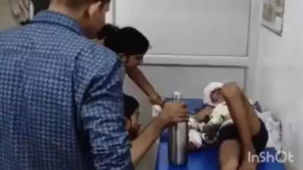 छिबरामऊ: सौरीख थाना क्षेत्र के टड़ा के पास आवारा मवेशी को बचाने के चक्कर में बाइक अनियंत्रित होकर फिसली, चाचा-भतीजा घायल