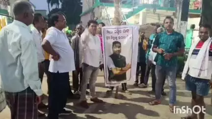 ପିପିଲି: ଡେଲାଙ୍ଗ କଂଗ୍ରେସ ପକ୍ଷରୁ ହାଟ ଡେଲାଙ୍ଗ ଛକ ଠାରେ ସାଂସଦ ସମ୍ବିତ ପାତ୍ରଙ୍କ କୁଶ ପୁତ୍ତଳିକା ଦାହ