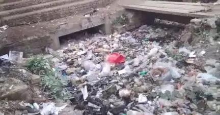 चुरहट: चुरहट बाजार के नेहरू तिराहे के पास नाली में गंदगी का अंबार, नगर परिषद से सफाई की मांग