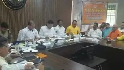 ज्ञानपुर: प्रभारी मंत्री ने विकास कार्यों को लेकर समीक्षा बैठक में दिए सख्त निर्देश