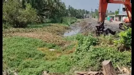 ఉండి: మహదేవపట్నంలో కర్రకోడు డ్రైన్‌లో పూడికతీత పనులు పరిశీలించిన గ్రామ సర్పంచ్, అధికారులు