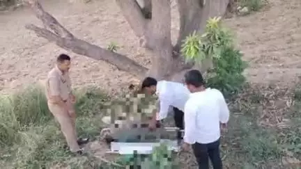सिराथू: कल्यानपुर में बदहवास जमीन पर पड़े बुजुर्ग का सहारा बने दो सिपाही, बुजुर्ग को इलाज के लिए अस्पताल भेजा