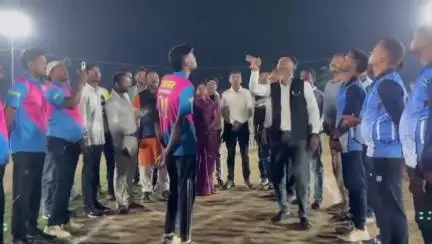 पत्थलगांव: तमता में रात्रिकालीन क्रिकेट मैच में लभनीपारा लुड़ेग टीम ने पाकेरटिकरा को हराया