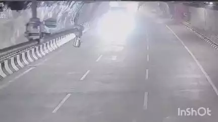 इगतपुरी: नागपूर मुंबई समृद्धी महामार्गावर इगतपुरी येथील बोगदाजवळ ट्रकलाकार ची धडक होऊन अपघात सीसीटीव्ही याला समोर