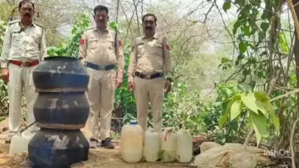 तखतपुर: शनिवार को आबकारी विभाग ने कई जगह छापामार कार्रवाई की, 5 लोगों को गिरफ्तार कर जेल भेजा