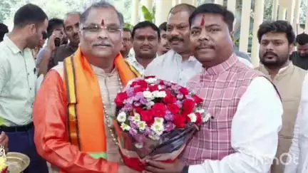 नारायणपुर: दीनदयाल उपाध्याय ऑडिटोरियम में आयोजित शपथ ग्रहण समारोह में मंत्री केदार कश्यप ने नवनियुक्त अध्यक्ष को दी बधाई