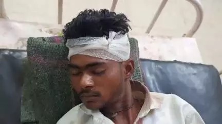 टीकमगढ़: जाखी गांव में युवक से मारपीट, धोखे से चाकू से हमला, जिला अस्पताल में भर्ती
