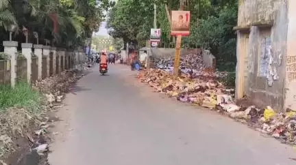 বারুইপুর: বারইপুর ভার্তিয়া রেলগেটের কাছে রাস্তার উপরে পড়ে রয়েছে ময়লা আবর্জনা অসুবিধায় পথ চলতি মানুষজন#jansamasya