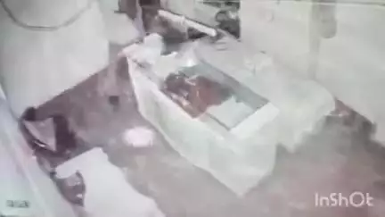 आगरा: फुलट्टी में ज्वेलर्स की दुकान में घुसकर चोर ने लगभग 10 ग्राम सोने का चूरा चुराया, सीसीटीवी फुटेज आया सामने