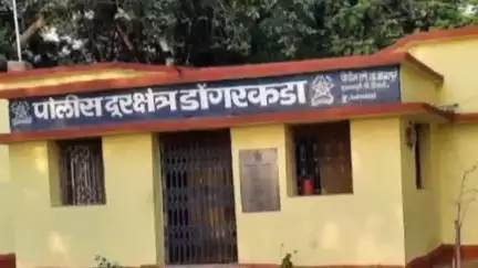 कळमनूरी: झुनझुनवाडी येथे गावठी हातभट्टी दारू पकडली,पोलिसांना पाहताच दारू विक्रेत्याचे पलायन,गुन्हा दाखल