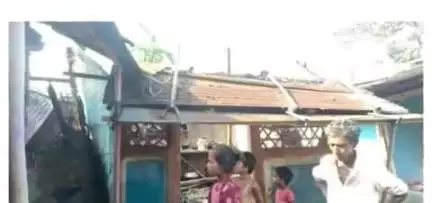 टेढ़ागाछ: टेढ़ागाछ प्रखंड के चिल्हनियां पंचायत के पंखाबाड़ी में आग, तीन मवेशी जले, घर का सामान खाक