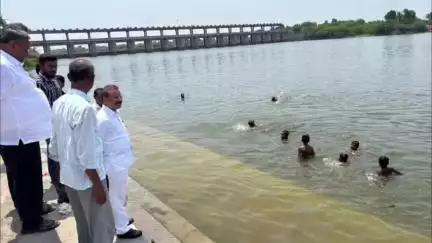 घनसावंगी: पाथरवाला बु.उच्च पातळी बंधाऱ्यात नव्याने बांधलेल्या घाटावर जावून माजी आमदार राजेश टोपे यांनी केले जलपूजन