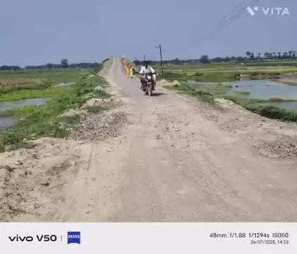 मनसाही :- सीज मोती ढाला शाहपुर संथाली पूरब टोला के मध्य मलकायन घाट पर बने पुल के एप्रोच का अब तक नहीं हुआ कालीकरण।