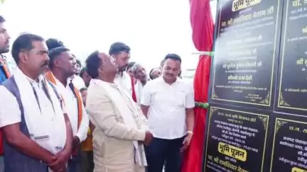 बलरामपुर: कृषि मंत्री ने विभिन्न निर्माण कार्यों का भूमिपूजन एवं शिलान्यास किया