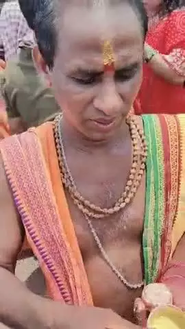 ପୁରୀ ମ୍ୟୁନିସିପାଲଟି: ବଡ଼ଦାଣ୍ଡ ରେ ଚିତା କାଟୁଥିଲେ ।ଜବରଦସ୍ତି ଲୋକଙ୍କ ପଛରେ ଗୋଡେଇ ଦକ୍ଷିଣା ମାଗୁଥିଲେ ।କ୍ୟାମେରା ଦେଖି ମୁହଁ ଘୋଡେ଼ଇ ଦୌଡ଼ିଲେ ନନା ।