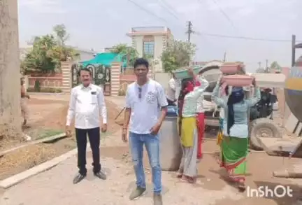 गोंदिया: अर्जुनी येथे मेन रोड ते राजेश तुरकर यांच्या घरापर्यंत सिमेंट रस्त्याच्या बांधकामाला सुरुवात
