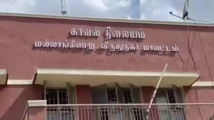 காரியாபட்டி: மல்லாக்கினறு எஸ்பிஐ ஏடிஎம் எதிரே உள்ள பேருந்து நிறுத்தம் முன்பாக நின்று கொண்டிருந்த பள்ளி மாணவிகள் மீது இருசக்கர வாகன மோதி விபத்து