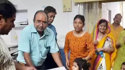 शिकोहाबाद: उदासीन आश्रम जैन स्ट्रीट में नौ दिवसीय जैन संस्कार शिक्षण शिविर का शुभारंभ, बच्चों को पाठ्य सामग्री वितरित की गई