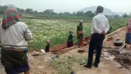 ରାୟଗଡା: ରାମନାଗୁଡ଼ା ବ୍ଲକର ଉକୁମ୍ବା ଗ୍ରାମ ପଞ୍ଚାୟତ ଟିକରପଡା ଗାଁ ବନ୍ଧ ନିର୍ମାଣ କାର୍ଯ୍ୟ ତଦାରଖ କଲେ ବ୍ଲକ୍ ଅଧ୍ୟକ୍ଷ