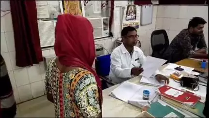 इटावा: फ्रेंड्स कालोनी में युवक को पारिवारिक विवाद में परिवार के लोगों ने कराया विषाक्त पदार्थ का सेवन, पत्नी ने आरोप लगाया