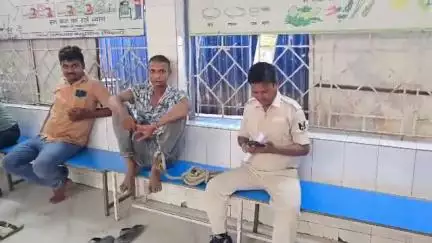 बेगूसराय: लाखों थाने की पुलिस ने शराब के साथ एक युवक को किया गिरफ्तार, मेडिकल टेस्ट के लिए सदर अस्पताल लाई