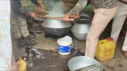 জামবনি: চোলাই মদের ঠেকে অভিযান আবগারি দপ্তরের জামবনি সহ জেলার মোট ১৮ টি জায়গায় অভিযান চালিয়ে নষ্ট করা হয় বিপুল পরিমাণ চোলাই