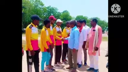 बगहा: बगहा में फाइनल क्रिकेट मैच का आयोजन हुआ