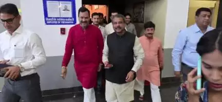 घट्टिया: विधायक सतीश मालवीय ने इंदौर एयरपोर्ट पर केंद्रीय मंत्री से मुलाकात की