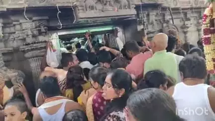వేములవాడ: నేడు వేములవాడ శ్రీరాజరాజేశ్వర స్వామివారిని ఎంతమంది భక్తులు దర్శించుకున్నారో తెలుసా