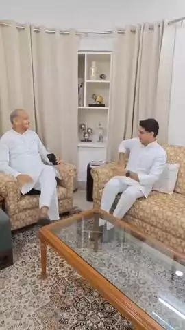 जयपुर: पूर्व उपमुख्यमंत्री सचिन पायलट ने लंबे समय बाद सिविल लाइन में पूर्व मुख्यमंत्री अशोक गहलोत के घर जाकर की मुलाकात