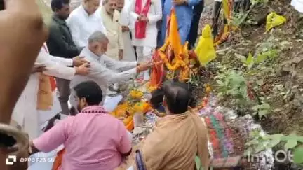 टिमरनी: मंत्री पटेल बोले- नदियां सूखने लगीं, कई जगह जलस्त्रोत नहीं: हरदा में प्रहलाद पटेल ने लगाए पौधे
