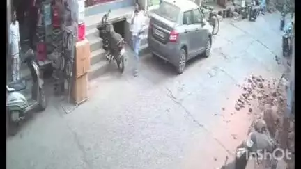 कोल: कंवरीगंज में बड़ा हादसा टला, बीच रास्ते पर मकान के दरवाजे का हिस्सा भरभरा कर गिरा