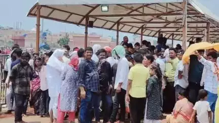 ପୁରୀ ମ୍ୟୁନିସିପାଲଟି: ବରିଷ୍ଠ ନାଗରିକ ବ୍ୟାରିକେଟ ଲାଇନ ରେ ଠିଆ ହୋଇ ହେଲେ କଲବଲ, ଭକ୍ତ ଅସନ୍ତୋଷ ପ୍ରକାଶ କଲେ l#jansamasya
