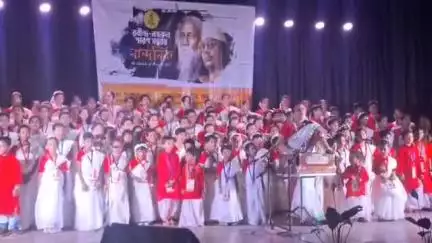 রানাঘাট ১: রানাঘাট নজরুল মঞ্চে আয়োজিত রবীন্দ্র নজরুল সন্ধ্যা,130 জন শিল্পী এক যোগে গাইলেন মোরা একই বৃন্তে দুটি কুসুম হিন্দু মুসলমান