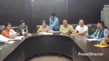 नैनीताल: नगर पालिकाध्यक्ष डॉ. सरस्वती खेतवाल ने मुख्यमंत्री को ज्ञापन सौंपकर पालिका की समस्याओं के समाधान की मांग की