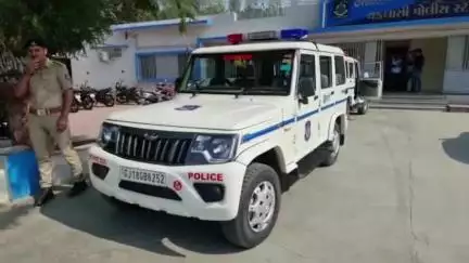 નડિયાદ: ચકલાસીના સાડી પુરમાં માપણી કર્યા વિના ઝાડ કેમ કાપ્યું કહી દંપત્તિને માર મારનાર ચાર લોકો વિરુદ્ધ ગુનો નોંધાયો.