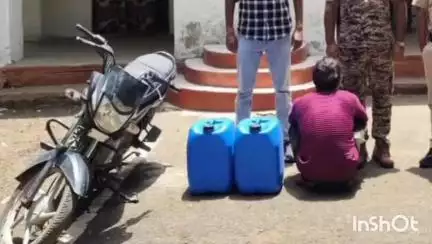 गुना: बोरखेड़ा जंगल में अवैध शराब बेच रहा तस्कर गिरफ्तार, धरनावदा पुलिस ने बाइक भी ज़ब्त की