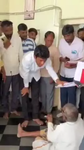 ಭಾಲ್ಕಿ: ಆರೋಗ್ಯ ಸಮಸ್ಯೆಯಿಂದ ಬಳಲುತ್ತಿದ್ದ ವೃದ್ಧನಿಗೆ ಸೂಕ್ತ ಚಿಕಿತ್ಸೆ ನೀಡಿ: ಪಟ್ಟಣದಲ್ಲಿ ಸಂಸದ ಸಾಗರ್ ಖಂಡ್ರೆ ಸೂಚನೆ