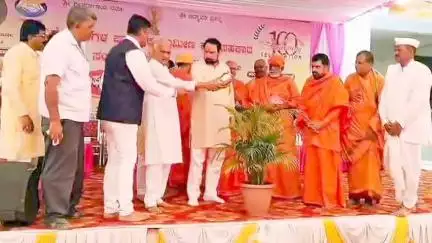 ಅಥಣಿ: ರೈತರ ಸಾಲಕ್ಕಾಗಿ ರಾಜ್ಯಕ್ಕೆ ನೀಡುವ ಅನುದಾನ ಕೇಂದ್ರದಿಂದ ತಾರತಮ್ಯ ಬೇಡ: ಉಗಾರ ಬುದ್ರುಕ ಗ್ರಾಮದಲ್ಲಿ ಶಾಸಕ ಲಕ್ಷ್ಮಣ ಸವದಿ