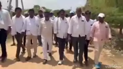కళ్యాణదుర్గం: ఆర్డీటీ పరిరక్షణ కొరకు మాజీ ఎంపీ తలారి రంగయ్య చేపట్టిన పాదయాత్ర బచ్చేహళ్లికి చేరిక