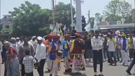 ઝાલોદ: શેહરમાં ભીલ રાજા વસૈયા ચોક ખાતે બાપ પાર્ટી સાંસદ રાજકુમાર રોતનુ ભવ્ય સ્વાગત કરાયું