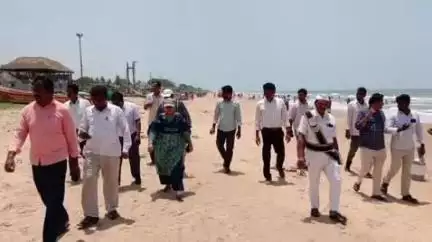 కొత్తపట్నం సముద్రతీరంలో ఆదివారం నిర్వహించే యోగాసనాల సాధనకు అనువైన స్థలాన్ని పరిశీలించిన ఒంగోలు ఆర్డీవో లక్ష్మి ప్రసన్న
